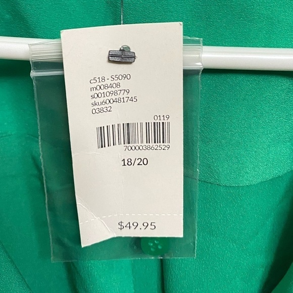 Lane Bryant-NWT 18/20 beautiful green blouse/tunic. V neck/roll sleeve. New! - Picture 3 of 10
